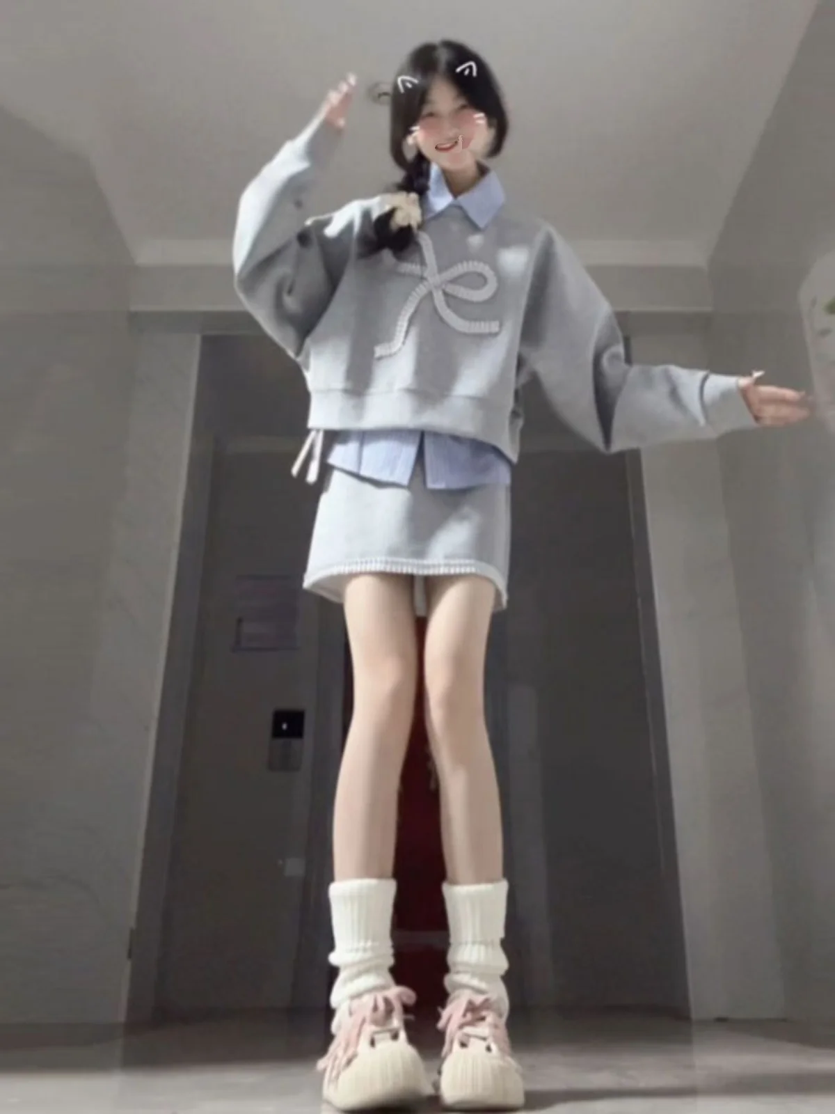 

Комплект из трех предметов в студенческом стиле: уникальная юбка, свитшот и рубашка. Весенний модный женский комфортный хлопковый комплект свободного кроя.