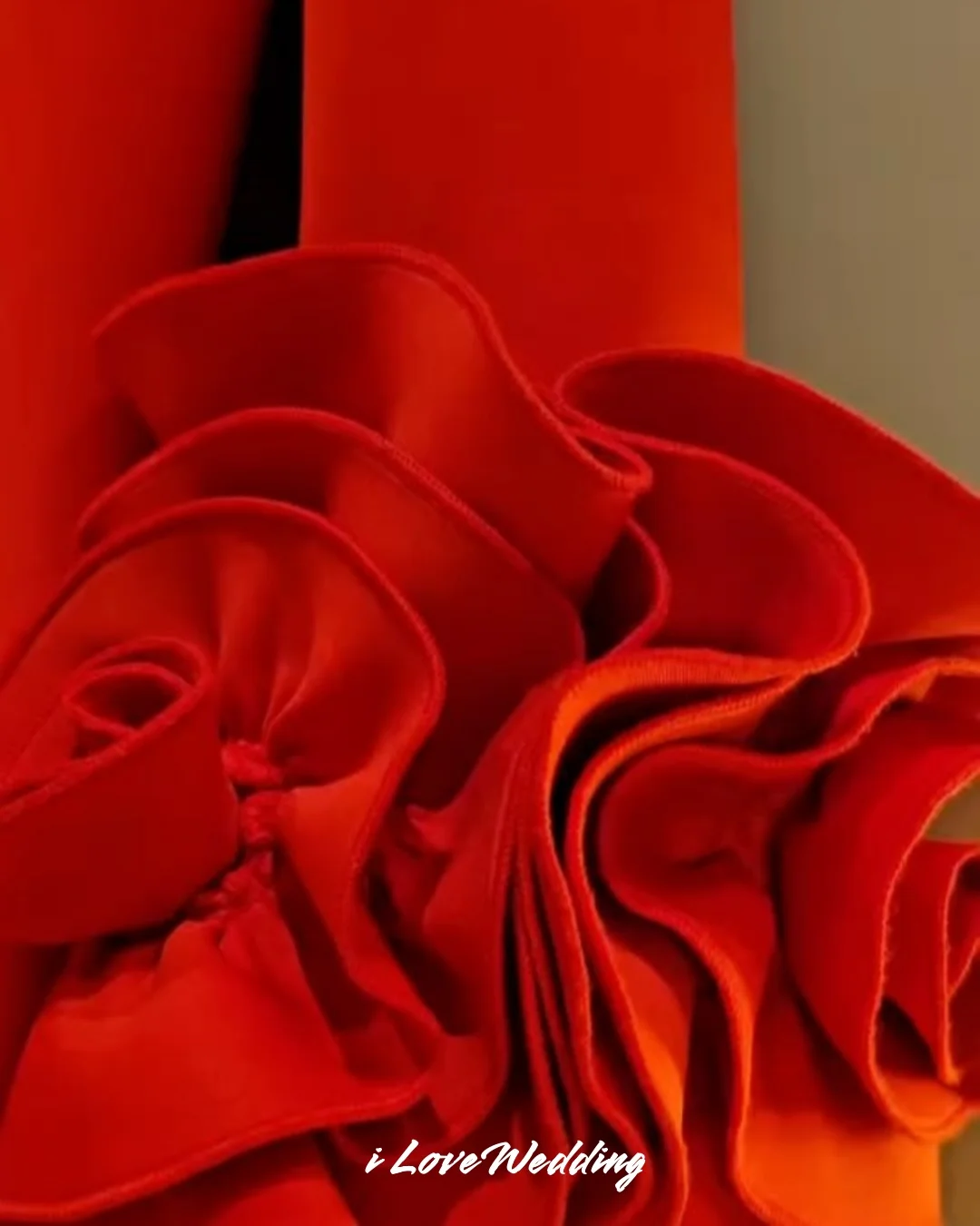 فستان سهرة أحمر بدون حمالات 2025 ساتان بدون أكتاف 3/4 كم زهرة حورية البحر طول الأرض سويب تراين فستان مطوي حسب الطلب