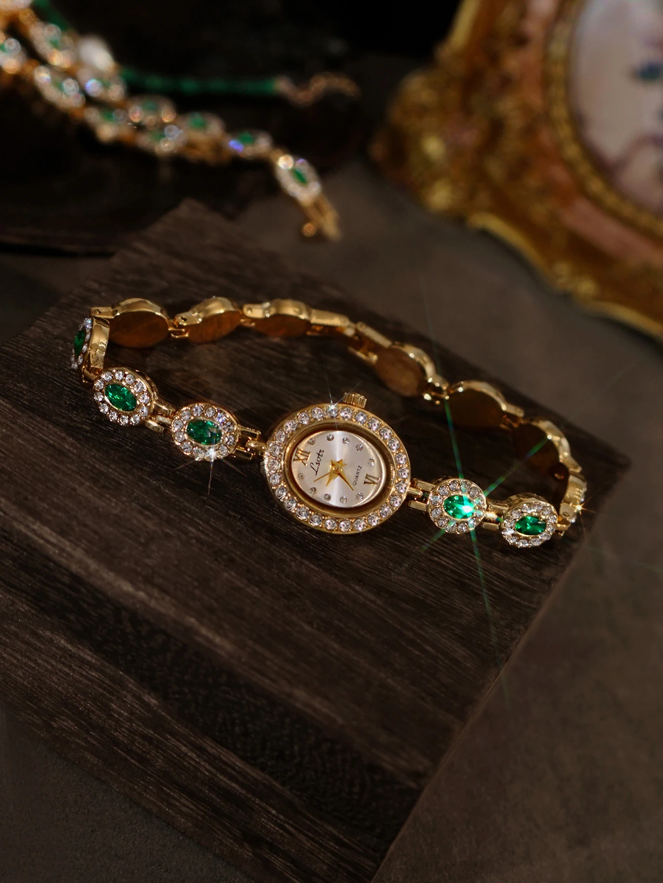 1 Piece of New High-End Luxury Emerald Green Gemstone and Rhinestone Inlaid Light Luxury Retro Elegant Fashion Women\'s Watch with Oval Dial 30m