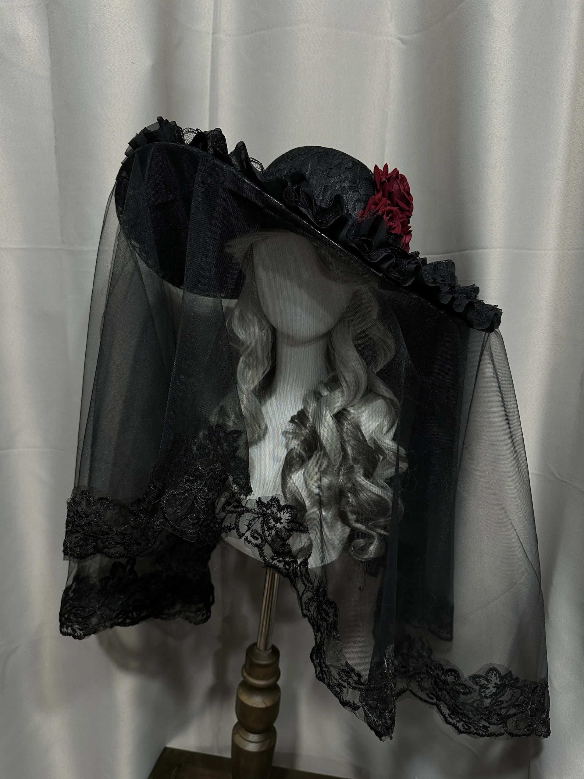 cappello-gotico-stile-black-widow-cappello-di-halloween-decorativo-con-tre-rose-elegante-cappello-lolita-da-corte-accessorio