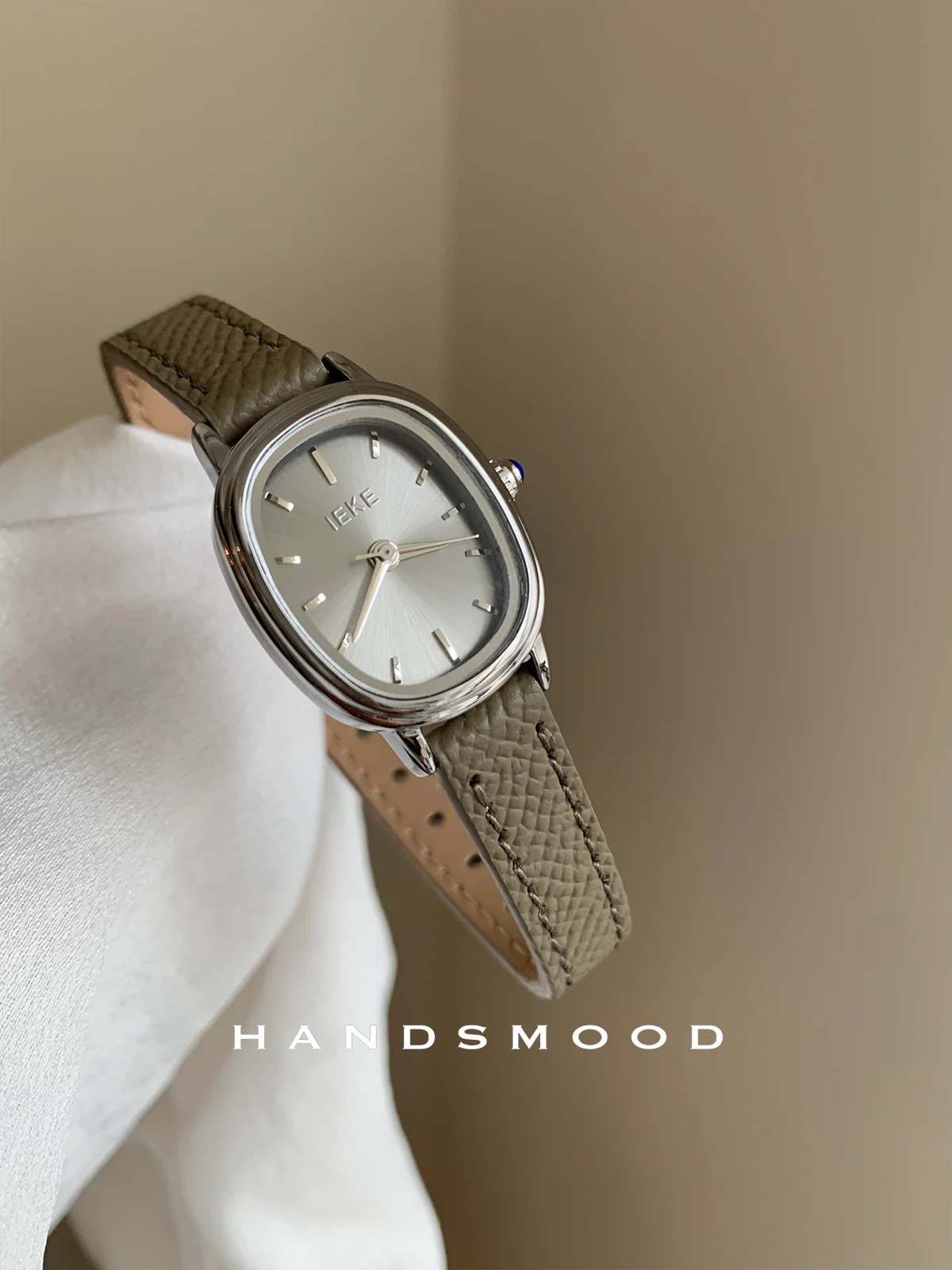 ساعة يد نسائية جديدة ساعة جلدية أنيقة ومتعددة الاستخدامات مع قرص بيضاوي رمادي مثالية لكل من المناسبات غير الرسمية والمهنية #1