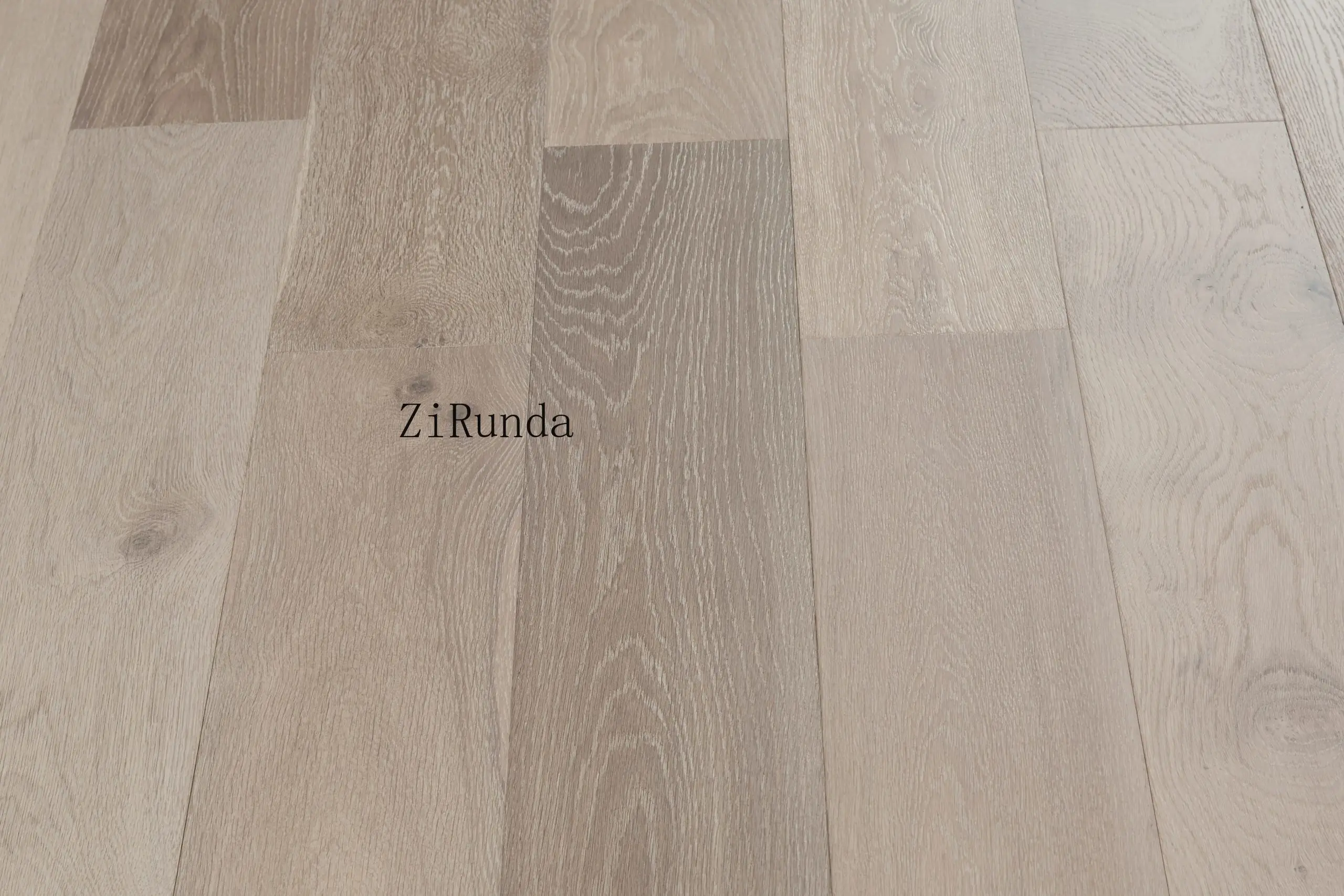 맞춤형 버전18mm 모던 럭셔리 다층 엔지니어드 우드 바닥재, 브러쉬드 베니어 오크 바닥재