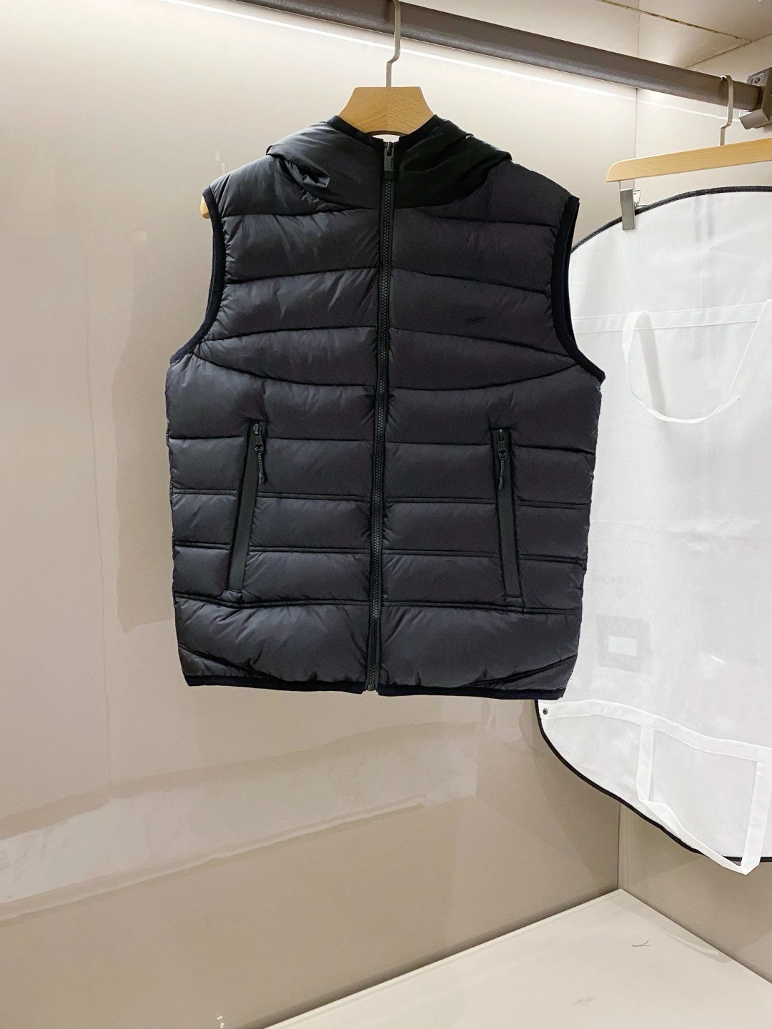 

Модный мужской пуховый жилет с капюшоном, повседневный, приталенный, из новой зимней коллекции, молодежный, однотонный