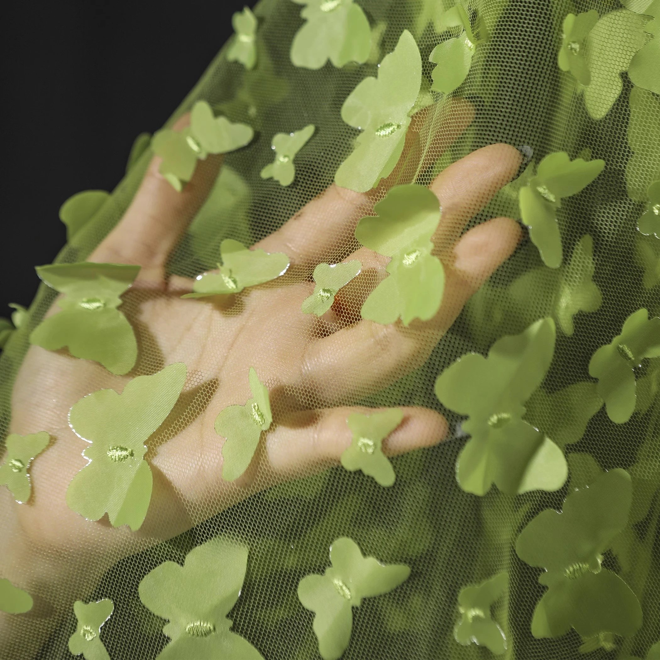 緑色の立体的な踊る蝶のメッシュ、軽量でエレガントな刺繍糸のウェディングドレスデザイナー生地