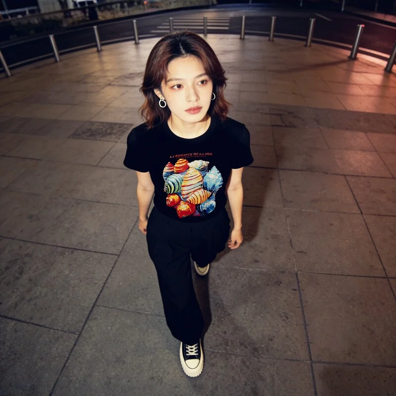 Elegant Sea Snail Print round Neck Short Sleeve T-Shirt Women's Original Design Luxury Minimalist Age-Defying Black Top