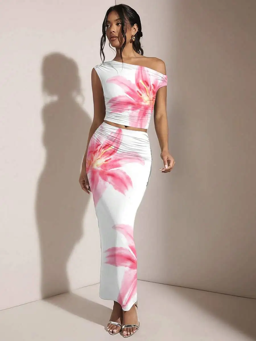 

Комплект: укороченный топ с открытыми плечами, драпировкой и цветочным принтом, а также облегающая юбка