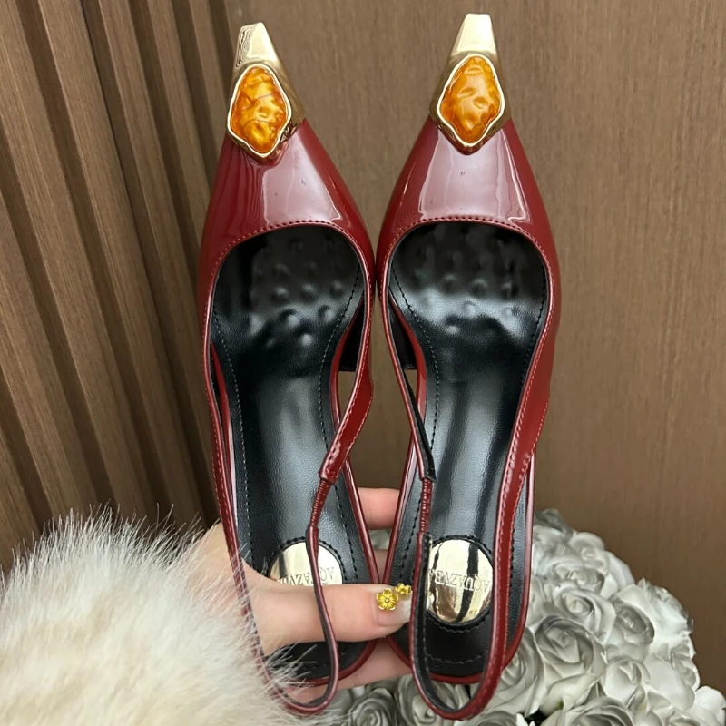 

Роскошные туфли-лодочки с украшением из драгоценных камней, женские модные дизайнерские туфли с металлическим острым носком и открытой пяткой, сексуальные вечерние модельные туфли из лакированной кожи