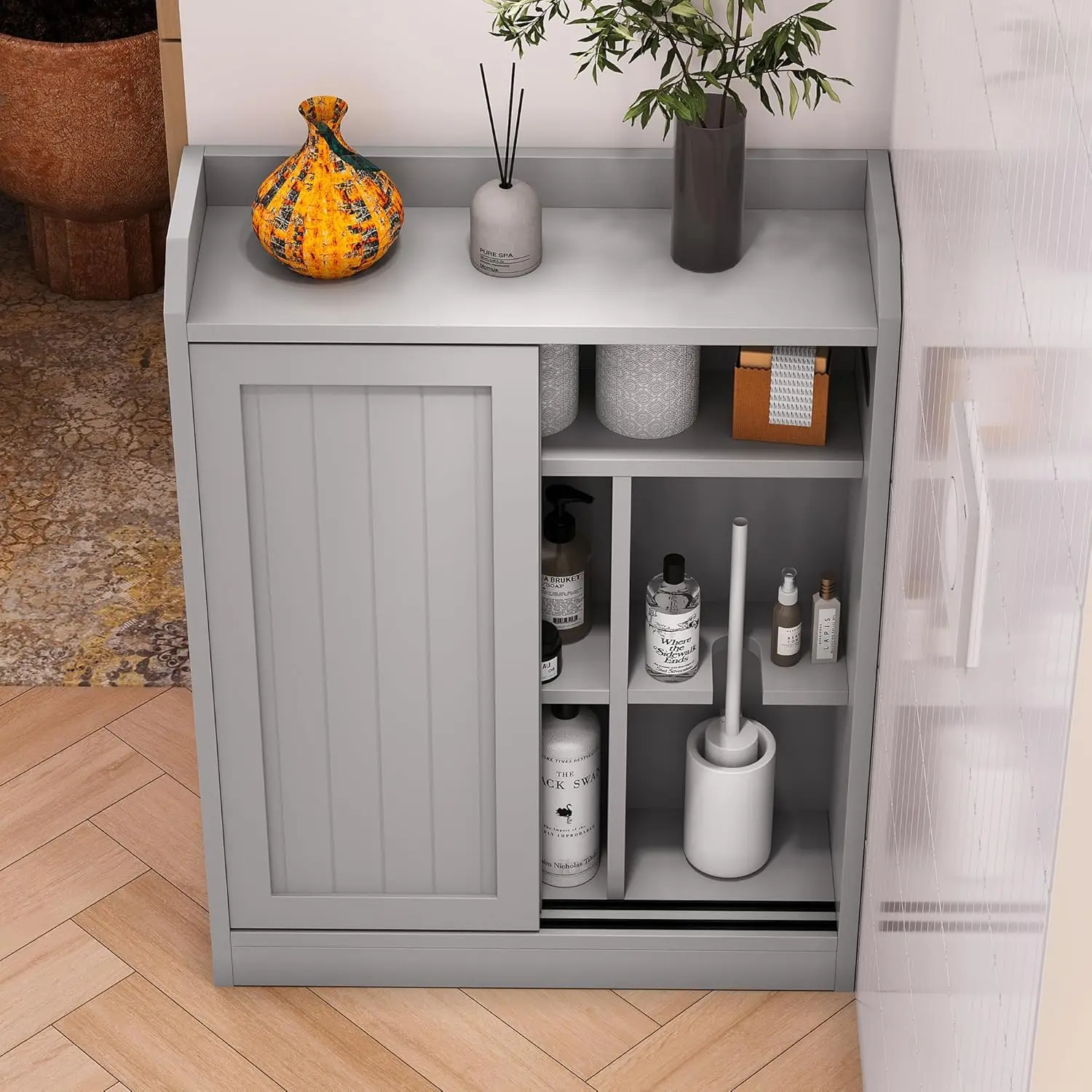 خزانة حمام رفيعة موفرة للمساحة، أبواب منزلقة - أرفف قابلة للتعديل، حامل ورق المرحاض، مقصورة فرشاة 31.5 بوصة × 23.6 بوصة × 7.9 بوصة، رمادي