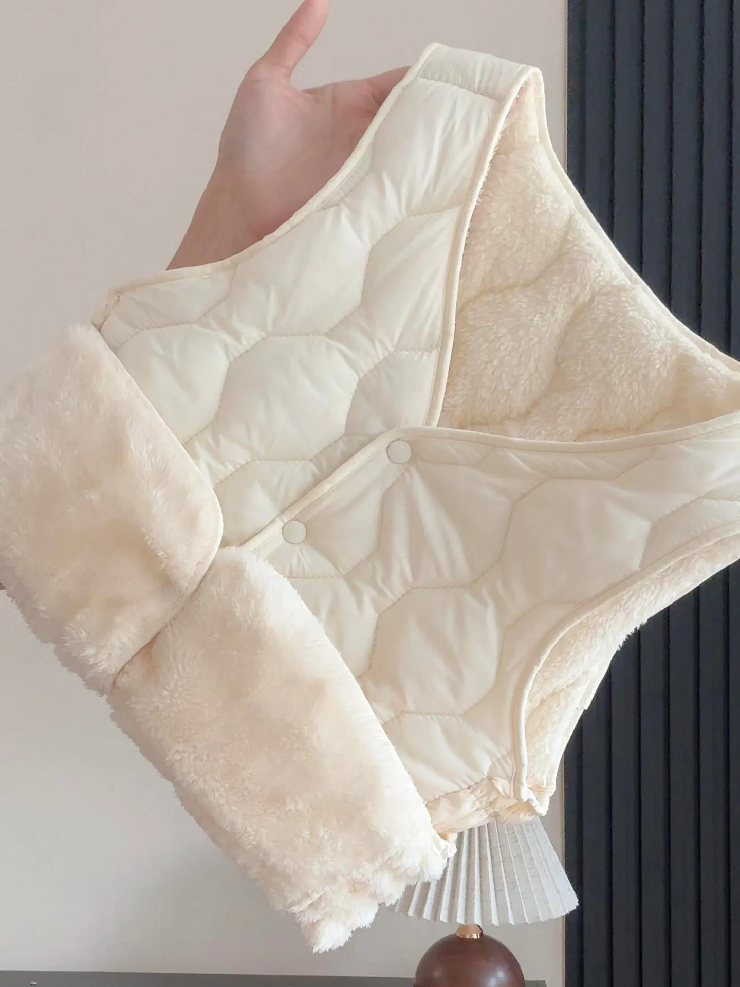 

Мягкий жилет из овечьей шерсти, утепленный, приталенный, свободного кроя, с ромбовидным узором, из кожи и меха, короткое пальто для женщин