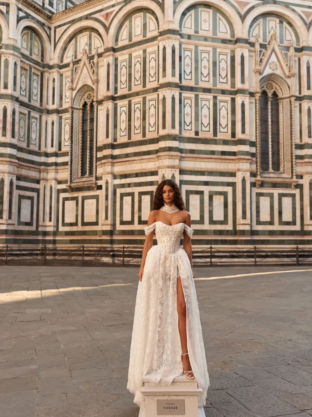 New Arrival Dreamy Lace Wedding Dress Sparkly Floral Beaded Side Slit Bride Wear Intricate Long Customized Detachable Sleeves