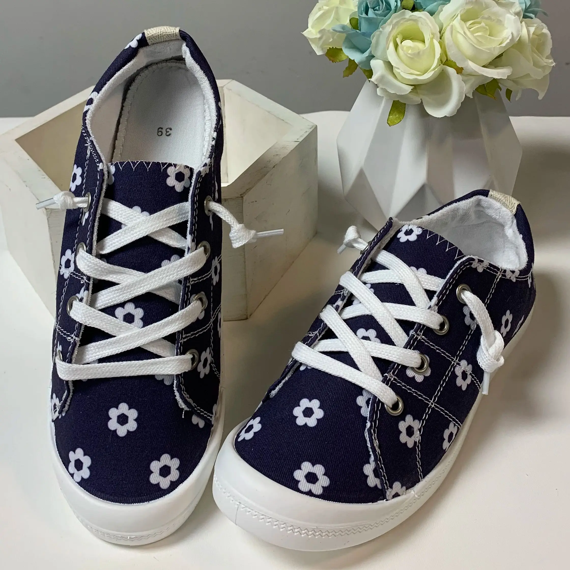 

Женская весенне-осенняя новая модная повседневная обувь с маленьким цветочным принтом Trbottomy, удобная мягкая подошва с неглубоким вырезом и низким вырезом, легкая студенческая школьная дышащая спортивная женская обувь большого размера