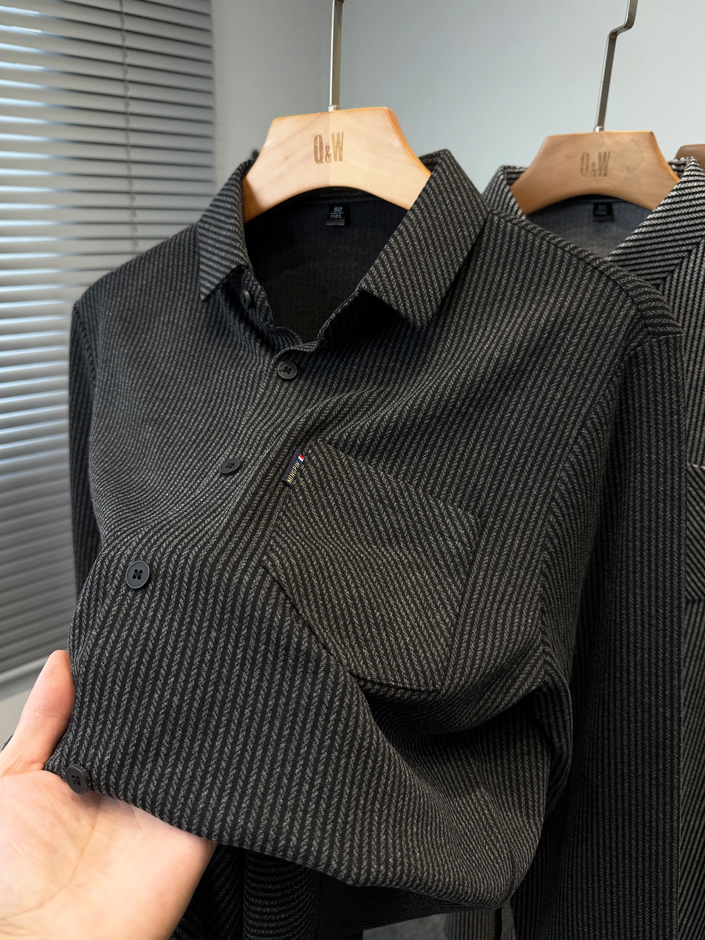 

Мужская рубашка с длинным рукавом в полоску, повседневная, деловая, осенняя, новая модная коллекция, для мужчин среднего возраста, с карманом, приталенного кроя, из смесового полиэстера