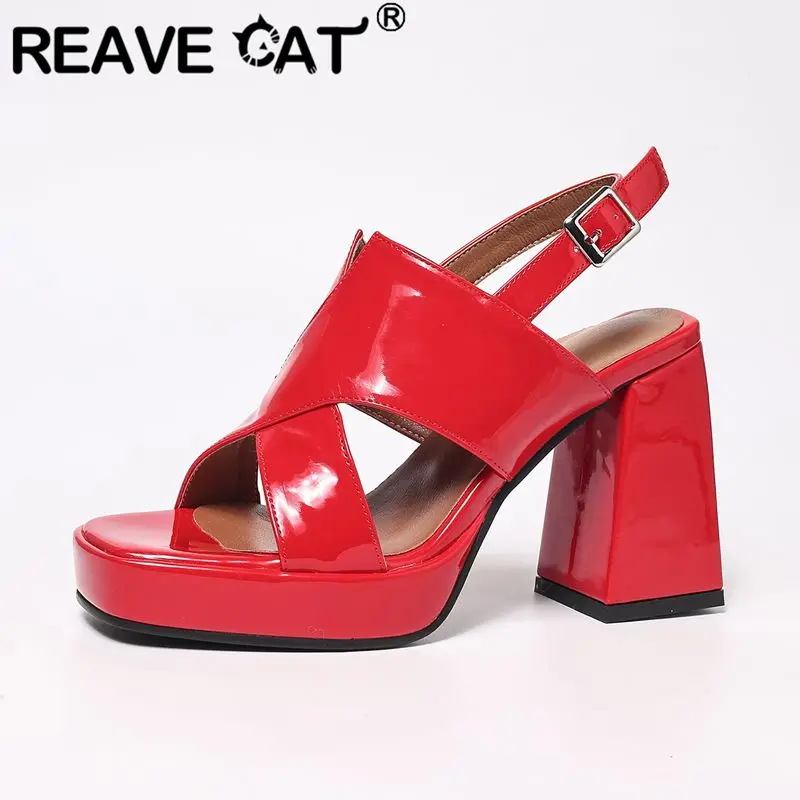 

Женские бежевые сандалии REAVE CAT с квадратным носком, на каблуке-блоке 10 см, на платформе, с ремешком на пятке, большие размеры 41, 42, 43, сексуальные туфли для свиданий