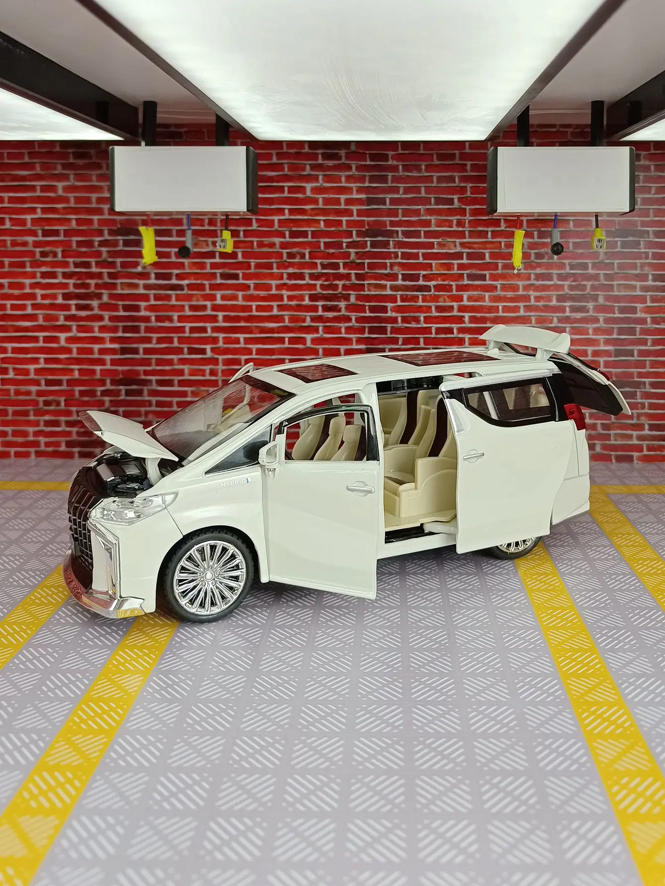 

Модель автомобиля Toyota Alphard 1:24 из сплава металлов, с открывающимися дверями, передним капотом и крышкой багажника, со звуковыми и световыми эффектами.
