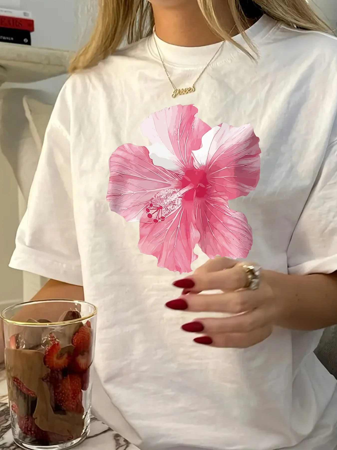 المرأة الأبيض مع الوردي زهرة الكركديه طباعة قصيرة الأكمام جولة الرقبة عارضة أعلى المتناثرة قصيرة الأكمام الملابس الجمالية غير رسمية #1