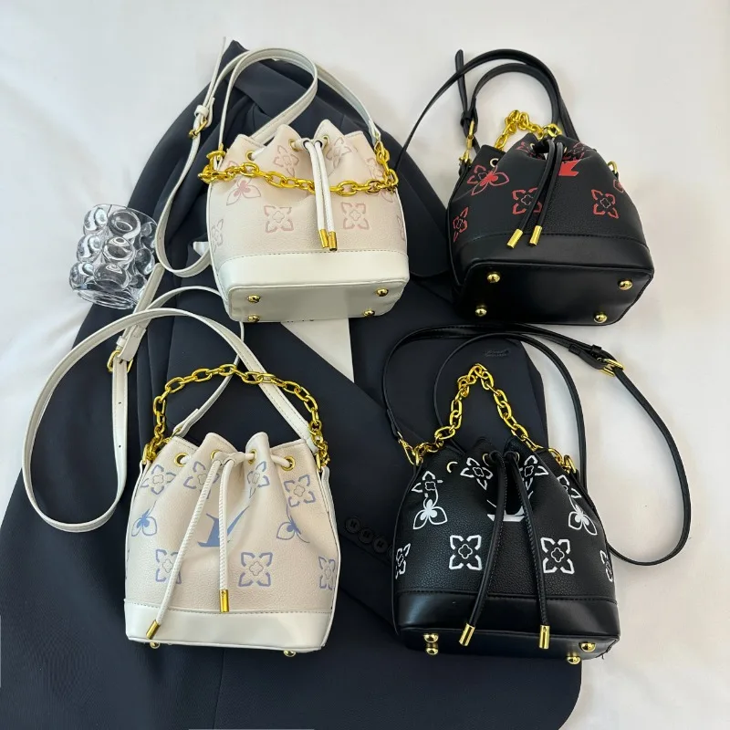 

Коричневая замшевая сумка на одно плечо большой вместимости для выходных, прогулок в офисе, ежедневных поездок на работу