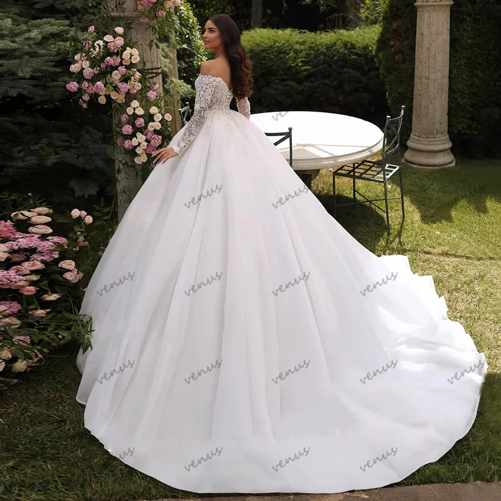 ชุดแต่งงานที่หรูหรา ชุดเจ้าสาวที่มีเสน่ห์ ชุดทรงเอไลน์ผ้าทูลล์แบบมีชั้น ชุดเปิดไหล่ ชุดเจ้าสาวที่งดงาม สามารถสั่งตัดได้