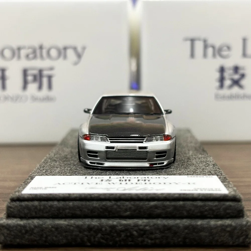 Le laboratoire 1:64 Garage actif à corps large R32 argent couverture en carbone résine modèle de voiture en 2025