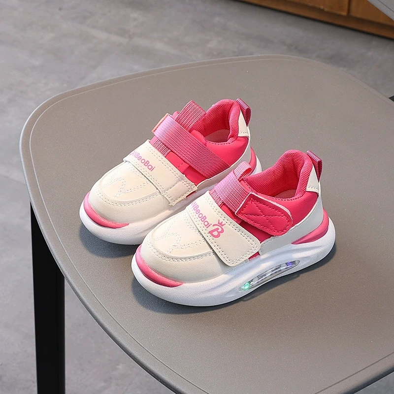 Merek Baru 2025 Fashion Keren Bayi Pertama Berjalan LED Menyala Sepatu Bayi Perempuan Laki-laki yang Indah Olahraga Lari Bayi Tenis Balita