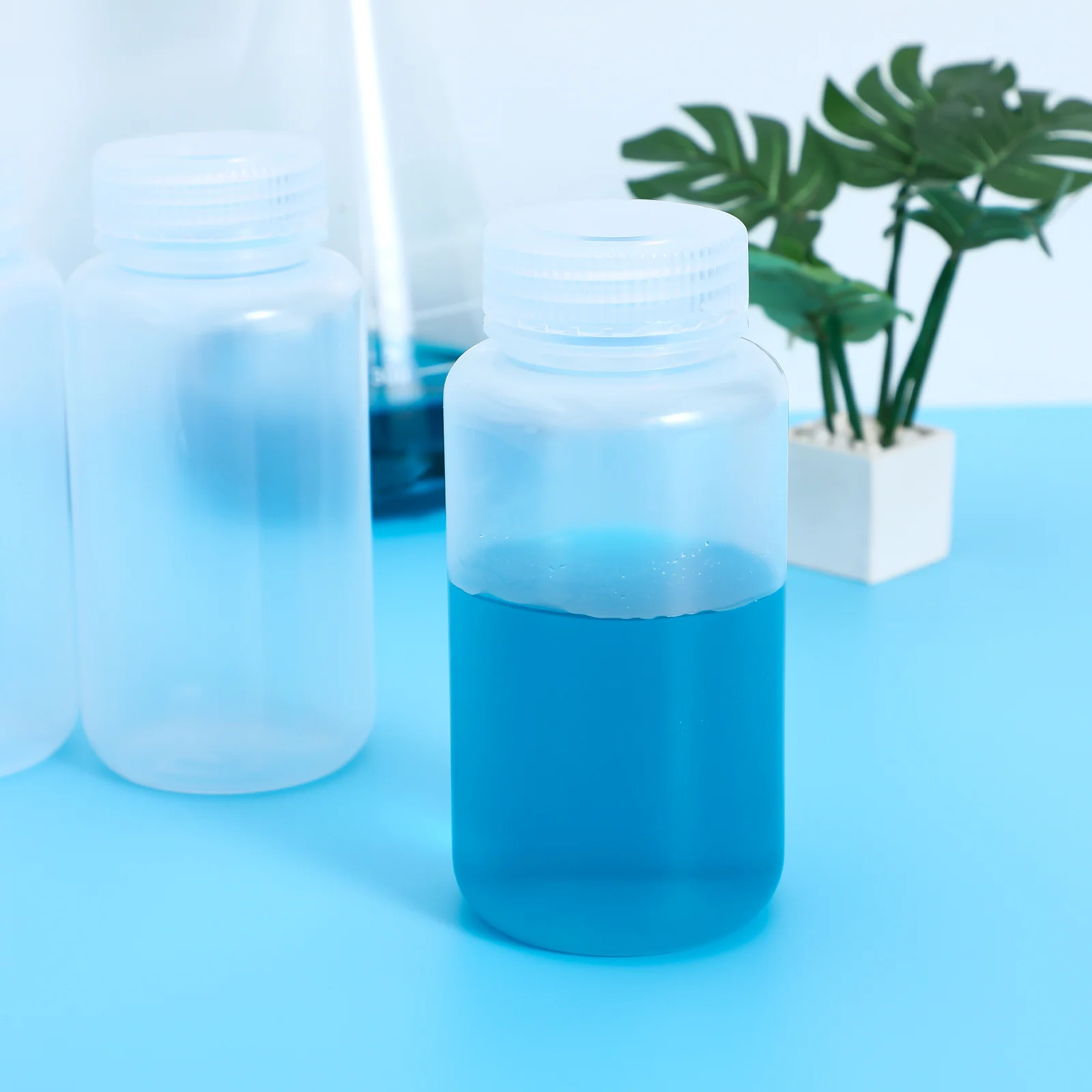 

4Pcs Clear Plastic Lab Bottles Leakproof Screw Caps Reusable Travel Liquid Storage Containers Chemical Reagent Bottles 250Ml