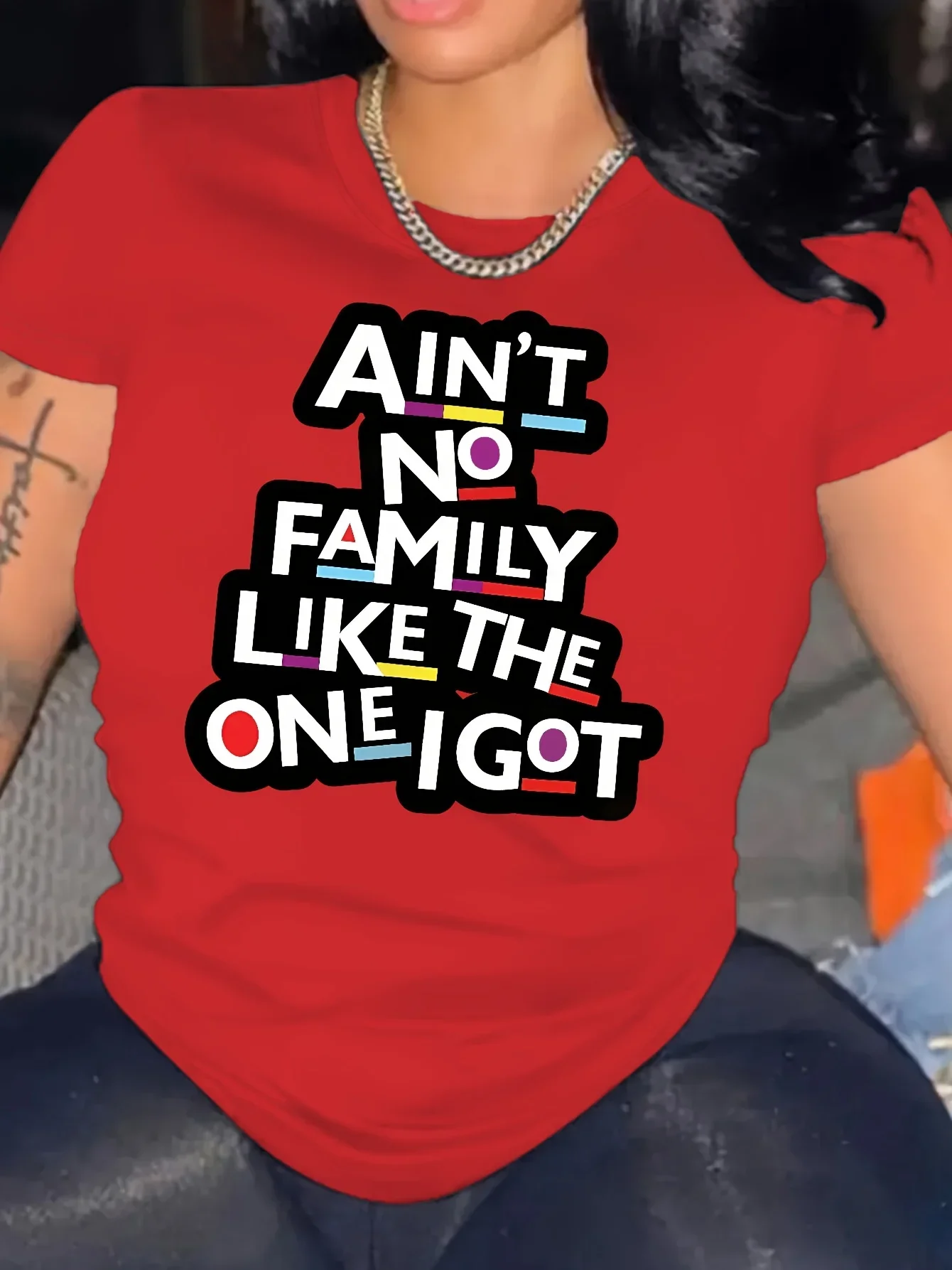 Polyester-Strickstoff – Ain't No Family Like the One I Got – T-Shirt mit Buchstabendruck und Alphabet-Grafik für Damen