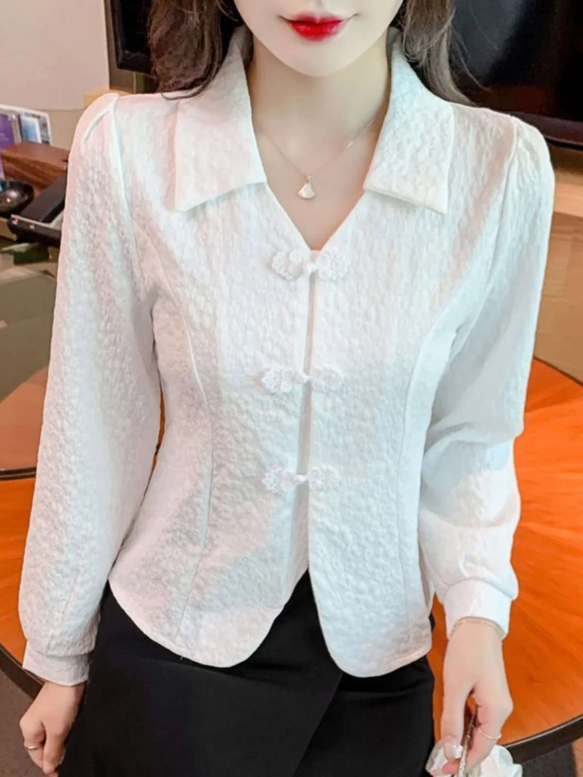 

Elegant Slimming Long Sleeve Chiffon Top for Women Vintage Button Design Fashionable Age-Defying Versatile Neck Cardigan