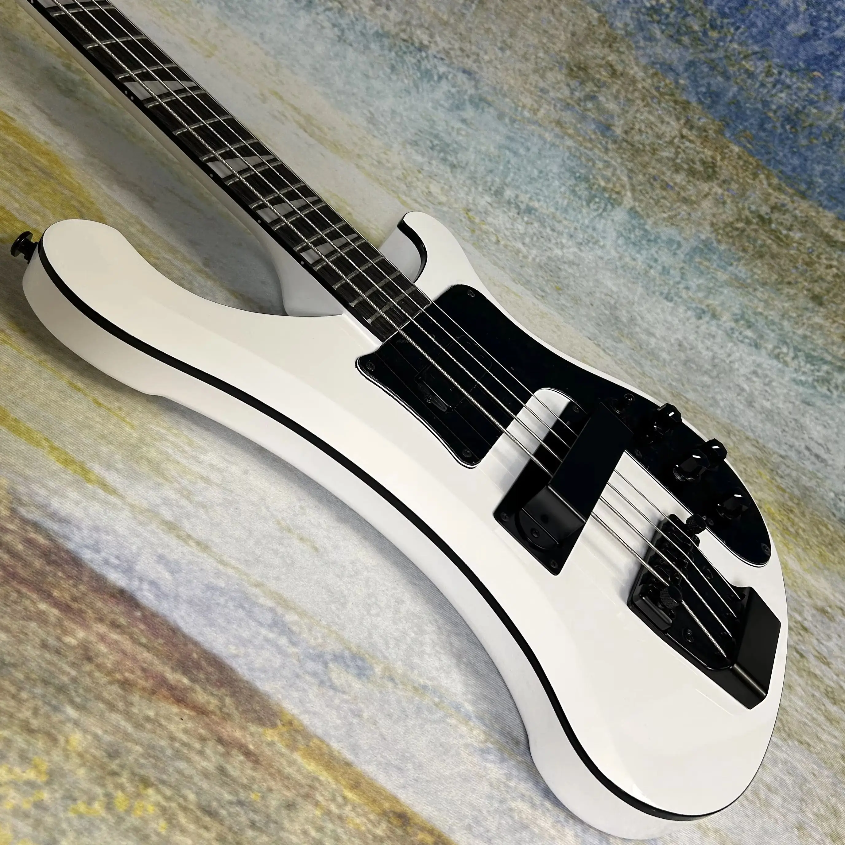 

Белые бас-гитары 4003 Version Rickenback с длиной грифа 844 мм