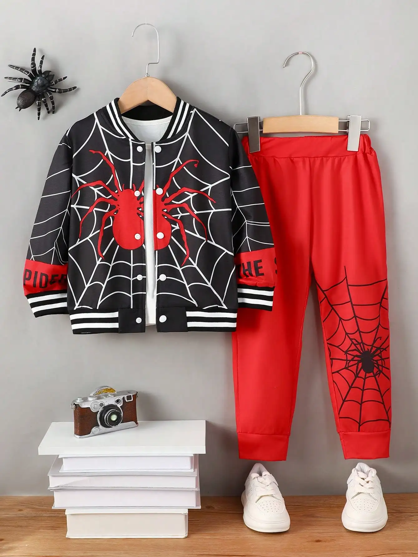 Boys' Spider-Print Baseball Outfit Two-Piece Set, Stylish Black Spiderweb Pattern Jacket Paired with Red Jogger Pants, Suitable for Everyday Outings, Themed Parties, Boys' Spring and Autumn Trendy Sports Set