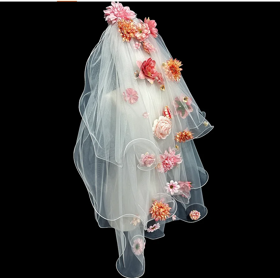 Velo floral colorido súper etéreo, inspirado en el bosque y con infusión de dopamina para novias, un nuevo producto de otoño/invierno.