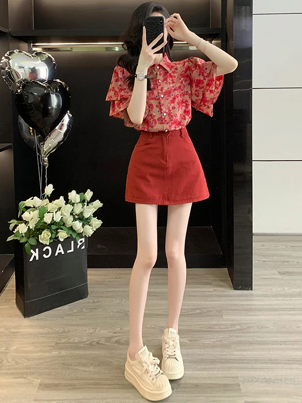 

Красный спортивный комплект с коротким рукавом для женщин, лето 2025: миниатюрный костюм-двойка в повседневном стиле — рубашка и короткая юбка