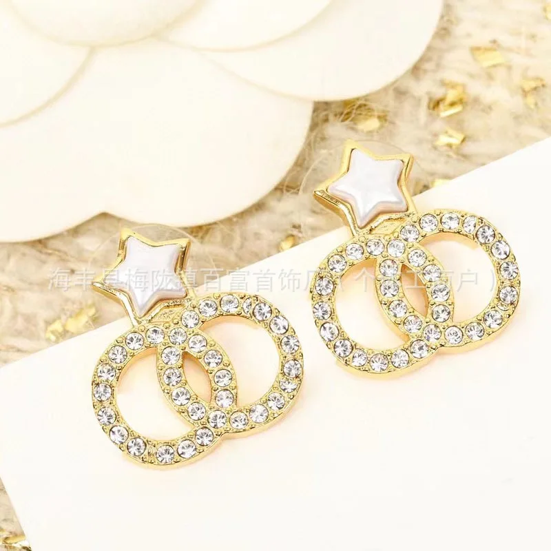 

Серьги-гвоздики Pentagram Double C с бриллиантами — универсальные, простые и стильные украшения.