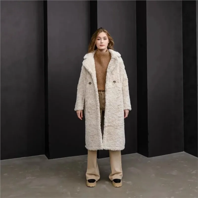 Un manteau de fourrure femme épais et long avec une combinaison de double boutonnage