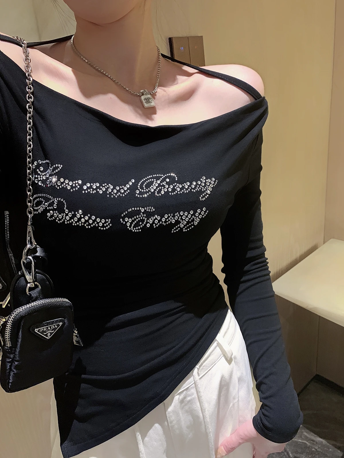 

Zhuangda Mud Bla Rhinestone Letter Nelace oulder Bared Slim Fit Long Sve Base irt Casual Sle Ladies Top