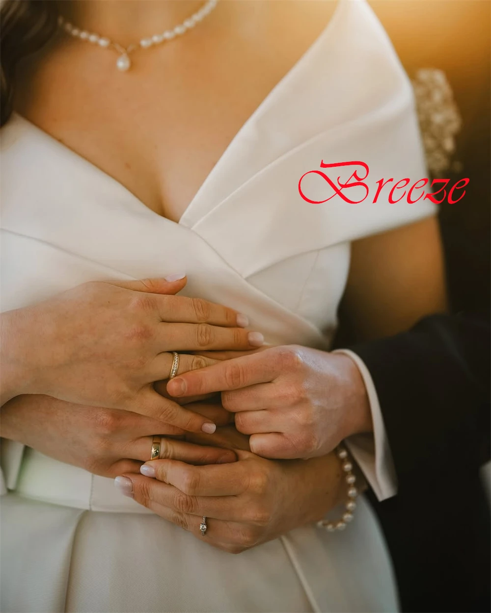 ที่กําหนดเอง Elegant สีขาวซาตินชุดแต่งงานประณีต V คอชุดเจ้าสาวปิดไหล่แขนสั้น Chapel Train ชุด