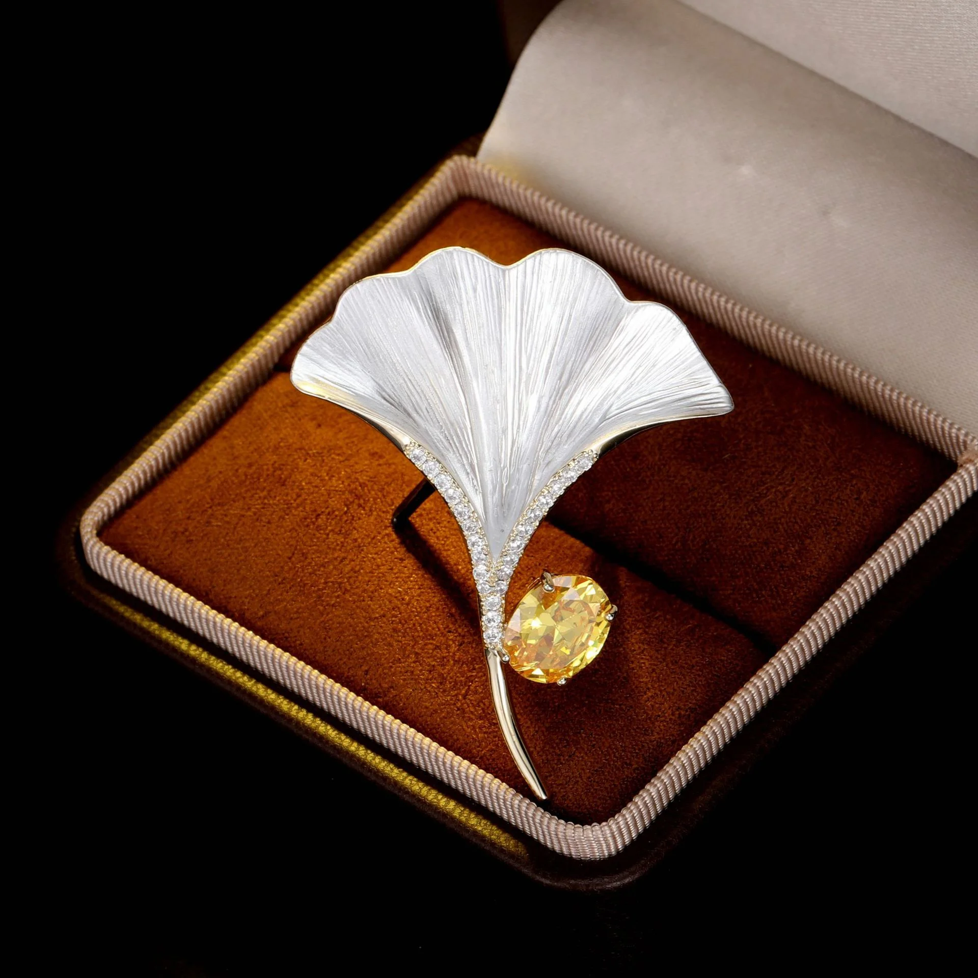 

High-end, elegant white ginkgo leaf brooch for women—a stylish accessory for suits, coats, and jackets