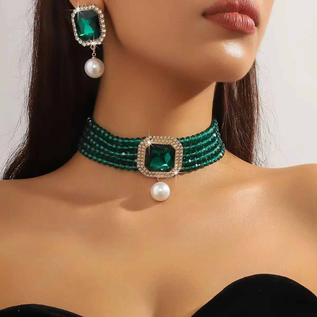 Exaggerated quick-neck chain, fashionable and colorful rhinestone necklace and earrings, exquisite water drop pendant, suitable