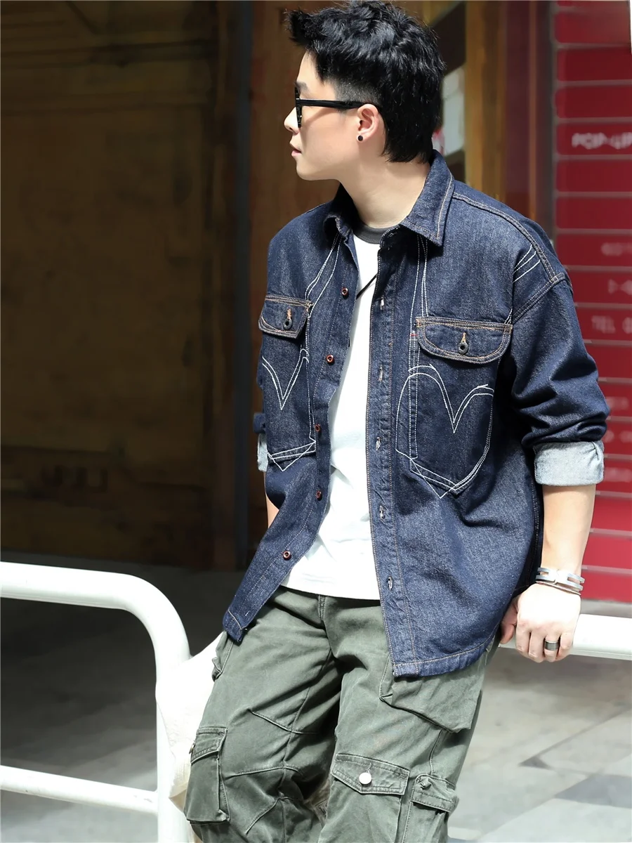 

Мужская джинсовая рубашка-куртка в американском стиле, свободного кроя, молодежная, модная, темно-синяя, оригинального цвета, с декоративной строчкой, с длинными рукавами