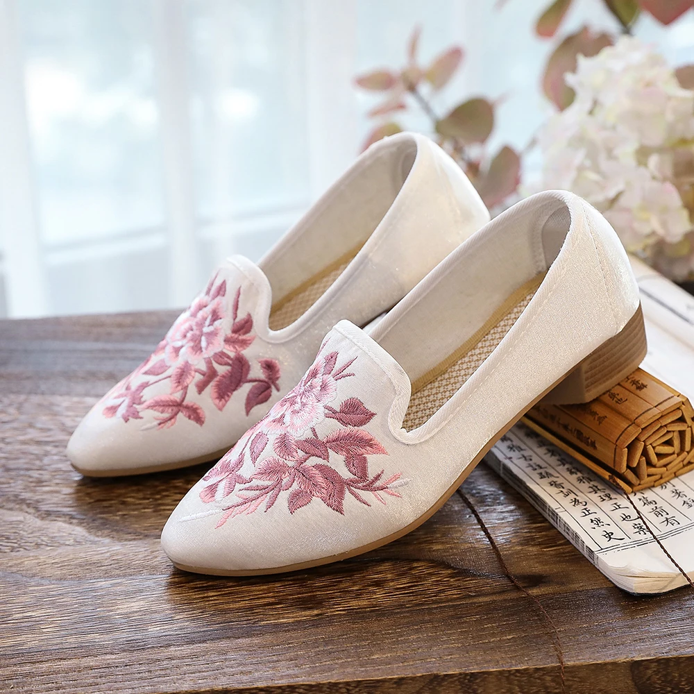 Veowalk Flower Embroidered Women Canvas Flat Loafers Point Toe Comfort Slip on Shoes Handmade Ladies Cotton Embroidery Sneakers