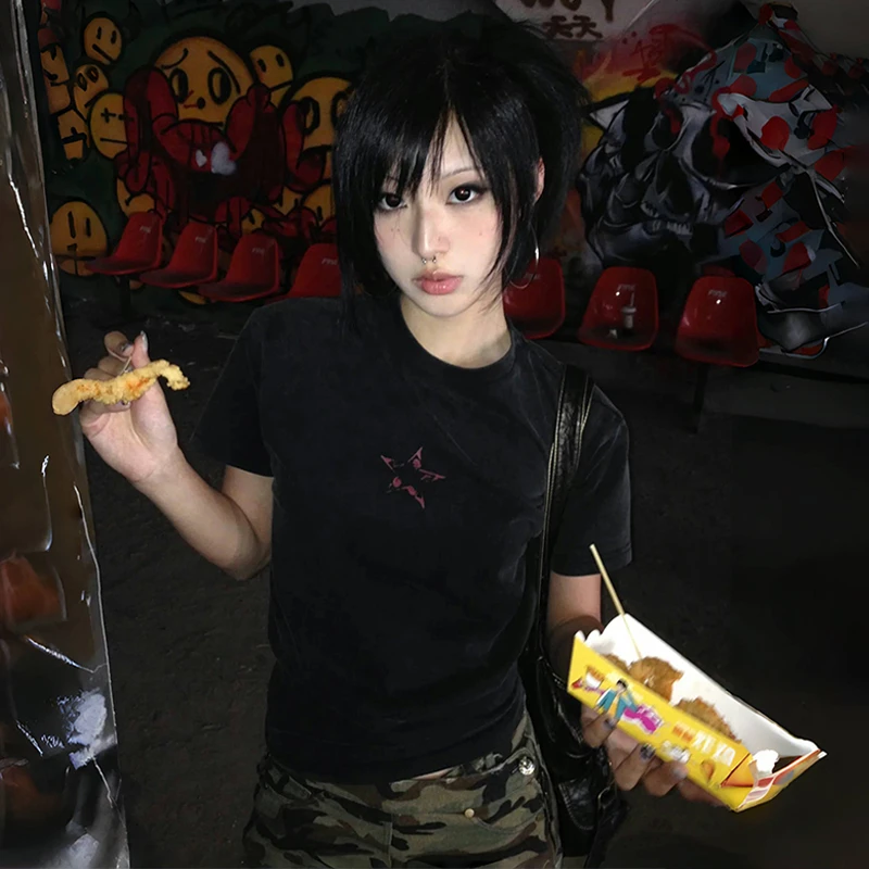 Karrram اليابانية Y2k قميص أسود Trashy 2000s نمط المتعثرة القمم خمر Harajuku قصيرة الأكمام الشارع الشهير الجرونج الأمريكية