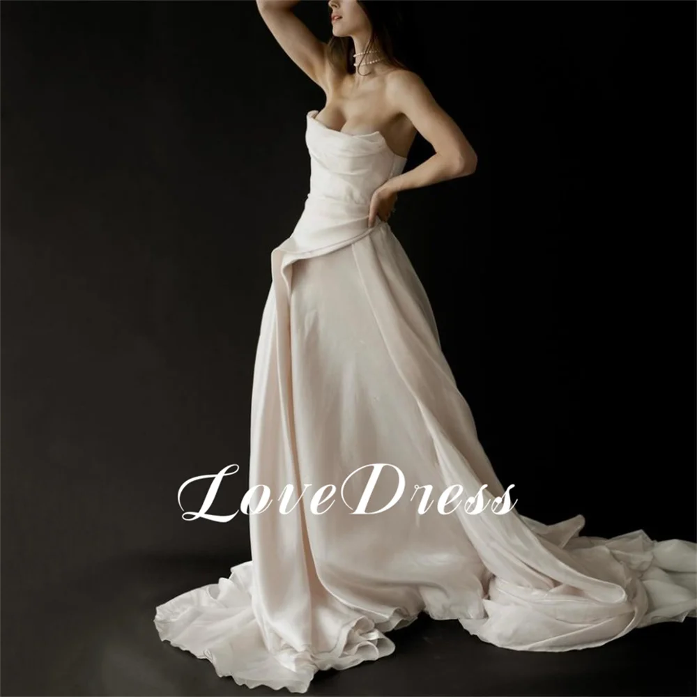 Love Beach Strapless Ruffles A-Line ชุดแต่งงานความยาวชั้น Sweep Train ชุดเจ้าสาวเซ็กซี่ Ruched ที่กําหนดเอง