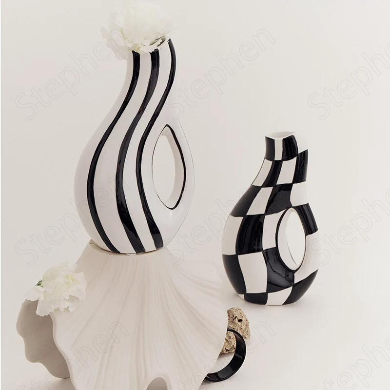 

Black and White Checkerboard Ceramic Vase European Classical Artistic Hand-painted Vases Ornament Home Living Room Decoration