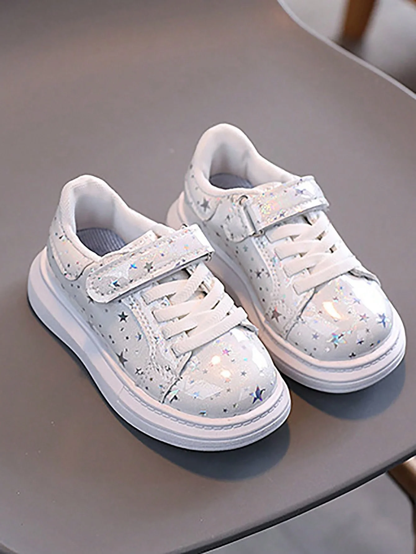 Paire de petites étoiles, chaussures de sport coordonnantes en cuir brillant à la mode, baskets pour filles, chaussures décontractées légères pour garçons, adaptées aux uniformes du campus de la rentrée scolaire sports de fête d'intérieur et d'extérieur, jeu et voyage, quatre saisons