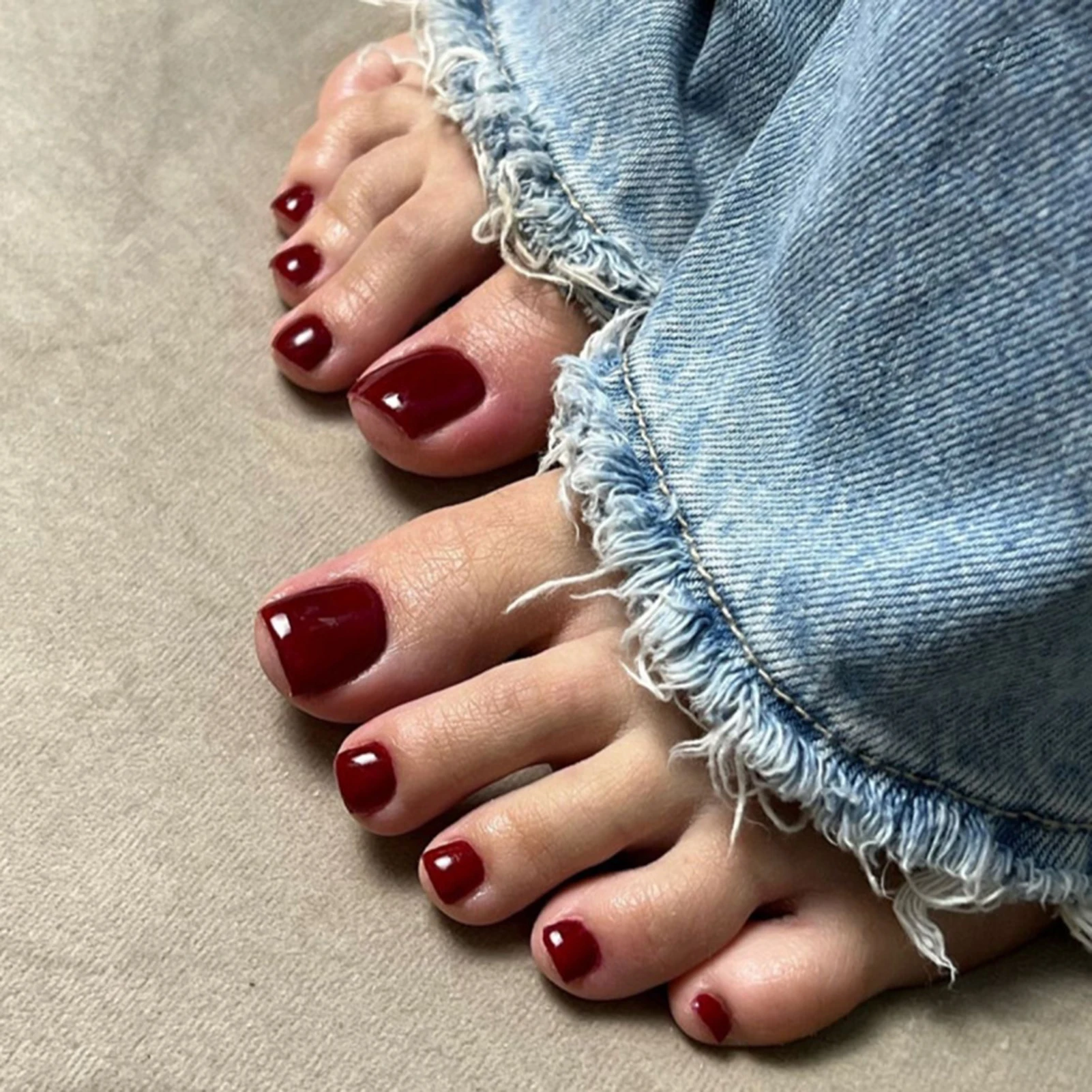 

24pcs Red Solid Color Fake Toenails Stickers Wearable Classic Design Nail Art Press On Toe Nails Summer Fashion False Feet Nails