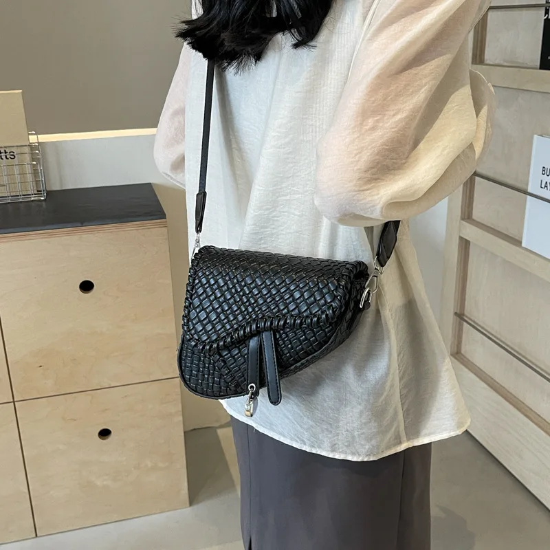 2024 New Women's Tote Bag Fashionable Woven Embossed Shell Ribbon Crossbody Commuter High Quality PU Messenger Shoulder Bag