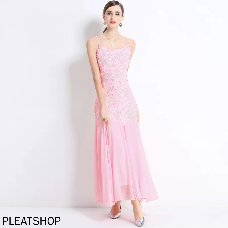 Sukienka na ramiączkach z ciężkim przemysłowym haftem koralikowym, róża, lekka, luksusowa, podkreślająca talię, wieczorowa, syreni ogon, długa.