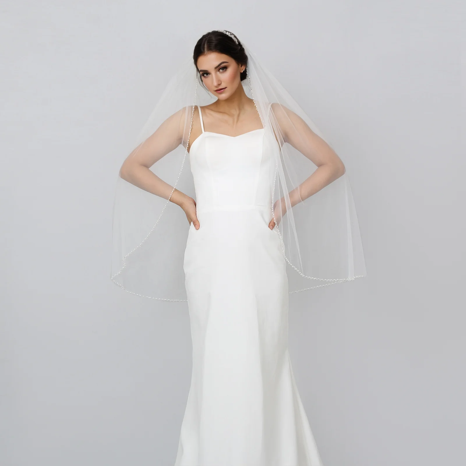 حجاب زفاف بطول الإصبع مع حواف مطرزة باللؤلؤ والكريستال مخيط يدويًا على الطراز الكلاسيكي الرقيق والناعم مع مشط شعر