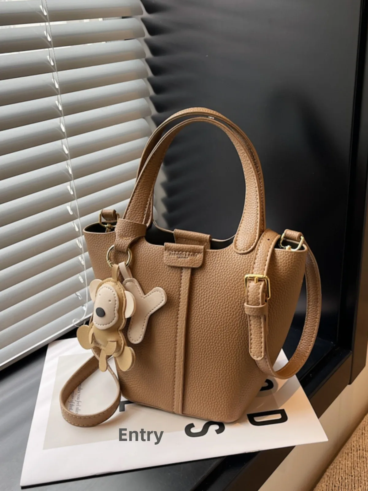 Retro Brown Commuter Crossbody Bag Women's 2024 New Work Handheld Vegetable Basket Single oulder Handbag Buet Bag