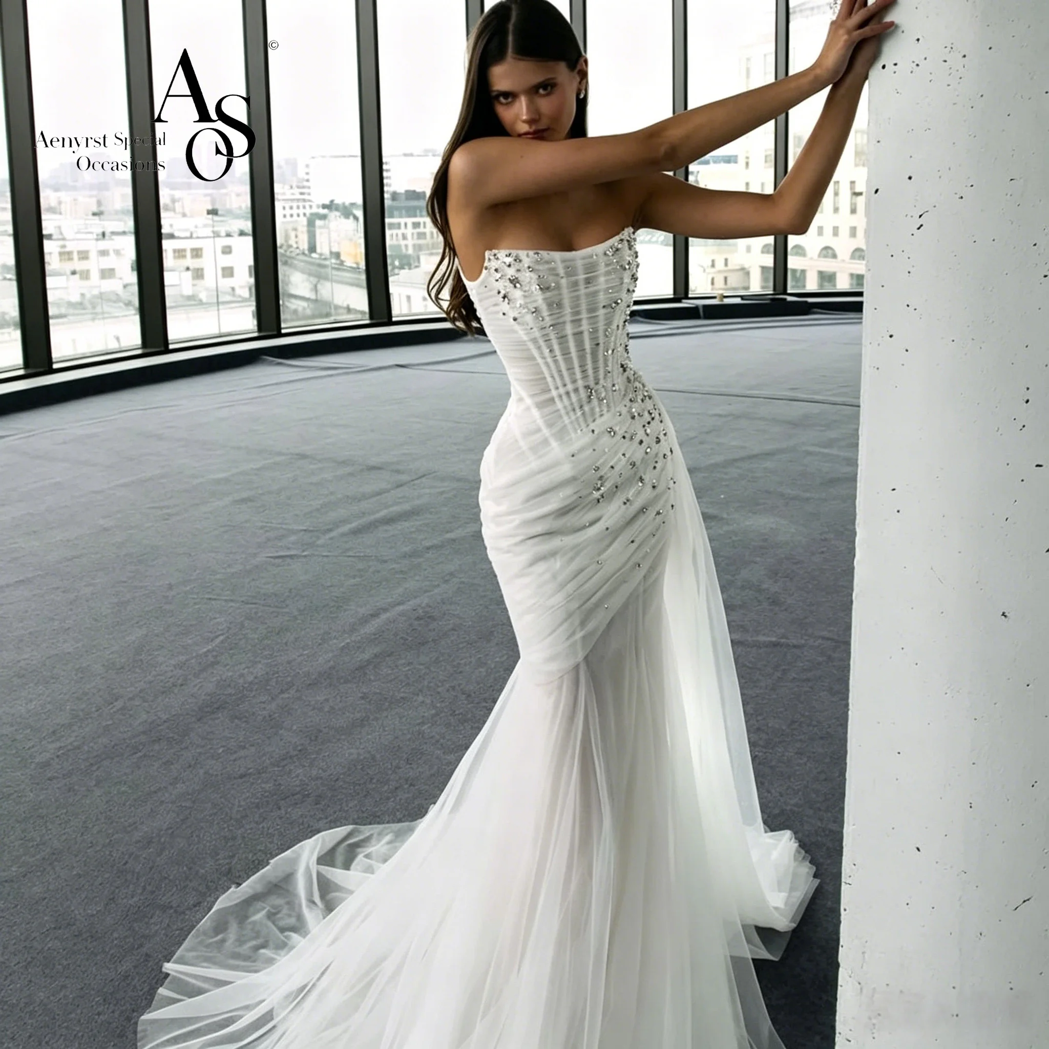 High-end fishbone white plunging tight-fitting sequined chiffon trailing evening dress