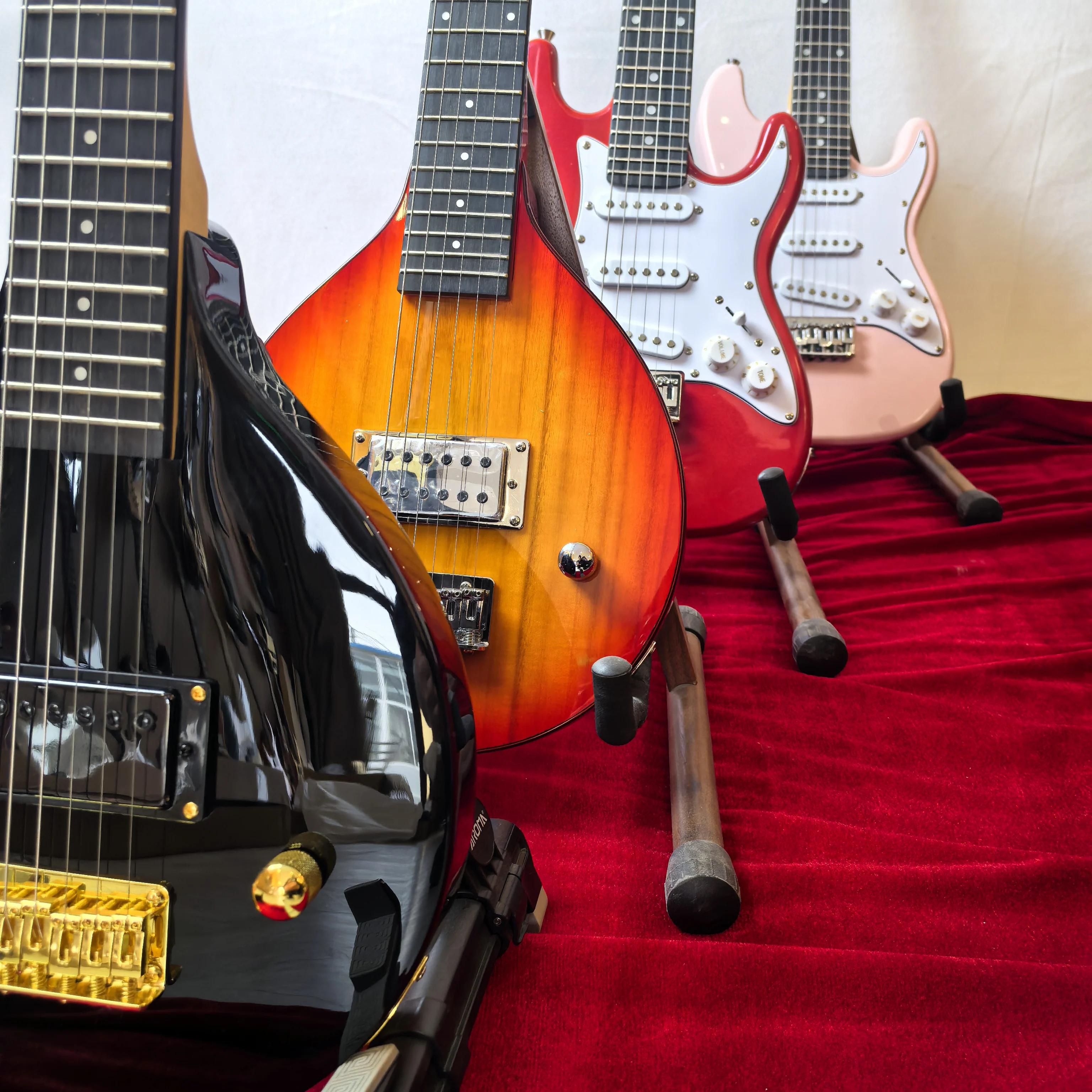 Una variedad de guitarras infantiles, en muchos colores, longitud total 84 cm, distancia de cuerda 574, ancho del cuerpo 25, negro, huevo frito de tomate