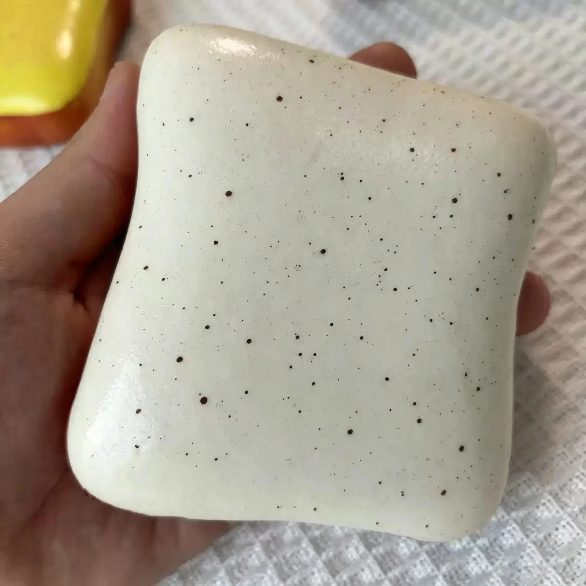 1 Stück brotförmiges, butterweiches Squishy-Spielzeug, langsam aufspringendes sensorisches Quetschspielzeug, angstlindernder Stressball, kleines und niedliches Taschen-Spielzeug zur Stresslinderung,